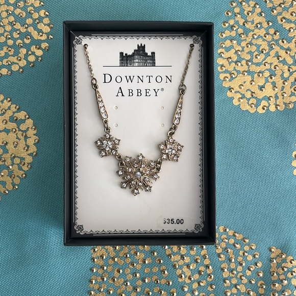 DOWNTON ABBEY Gold Necklace Star NWT New in Box - Picture 2 of 6
